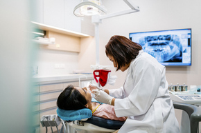 Pembersihan Karang Gigi dan Staining with Air Flow 1x di dentist&dentists