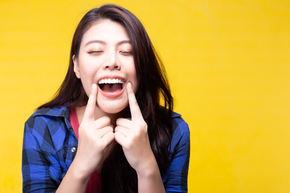 Bleaching (Pemutihan Gigi) + Scaling + Stain Removal 1x di Champion Dental Care