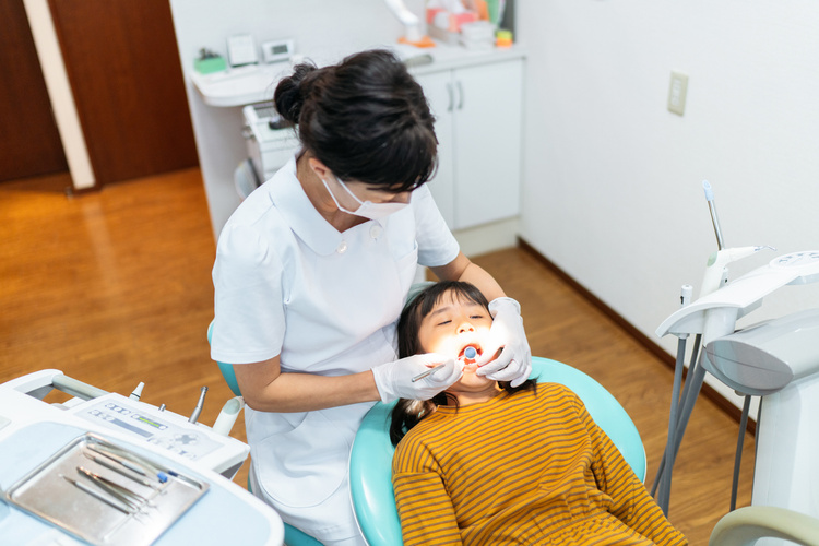 Pencabutan Gigi Susu Anak 1x di Klinik Gigi Drg. Mia