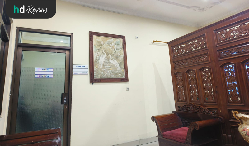 Pintu depan ruang tindakan dokter gigi Klinik 2000 Tiga