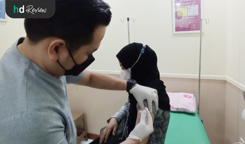 Proses vaksinasi influenza di Klinik Djanti Medika