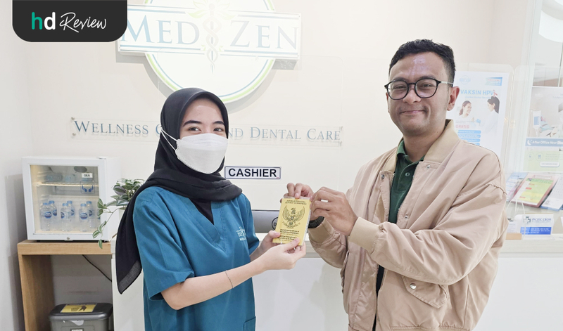 Penyerahan buku kuning setelah vaksin yellow fever di Medizen Clinic