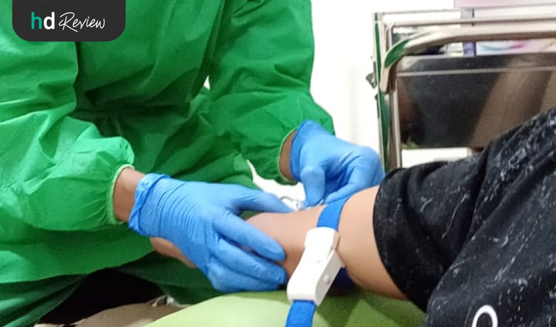 Proses pengambilan darah untuk pemeriksaan HBeAg di ScanMe Labs Proses pengambilan darah untuk pemeriksaan HBeAg di ScanMe Labs