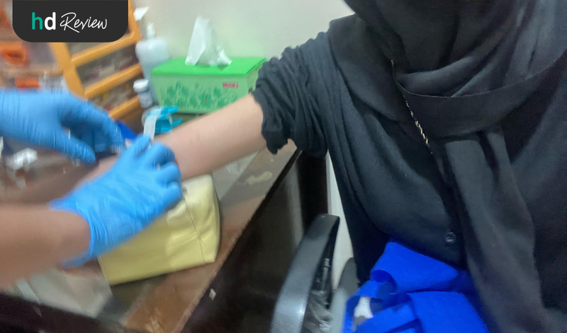 Proses ambil darah untuk cek fungsi ginjal di Laboratorium Klinik Galaxy Proses ambil darah untuk cek fungsi ginjal di Laboratorium Klinik Galaxy