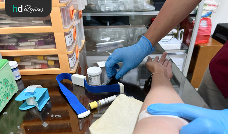 Pengambilan sampel darah untuk tes ginjal di Laboratorium Klinik Galaxy Pengambilan sampel darah untuk tes ginjal di Laboratorium Klinik Galaxy